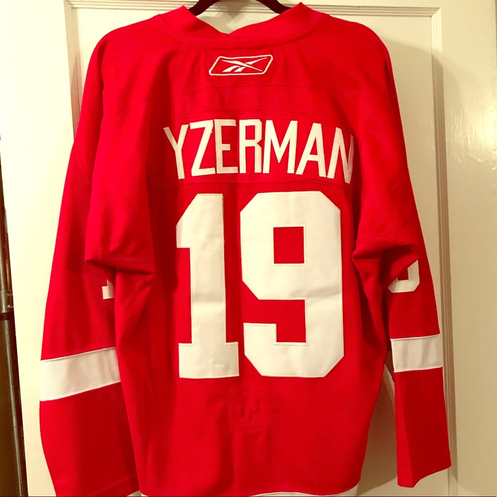 Men’s Reebok Steve Yzerman Red Wings Jersey medium